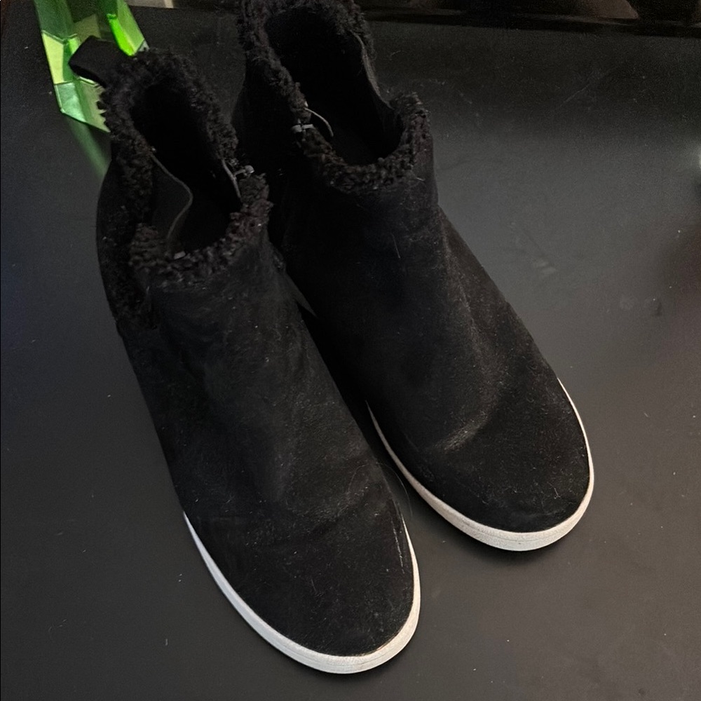 Mia kids black suede wedge sneakers with zippers US5